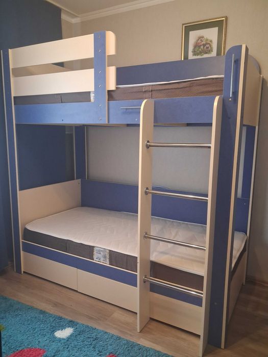 Продам двоповерхове дитяче ліжко з матрацами. Ліжко виготовлене на замовлення під меблі.  Вистота 2 м. Ширина 1 м 96 см. Глибина 90 см.