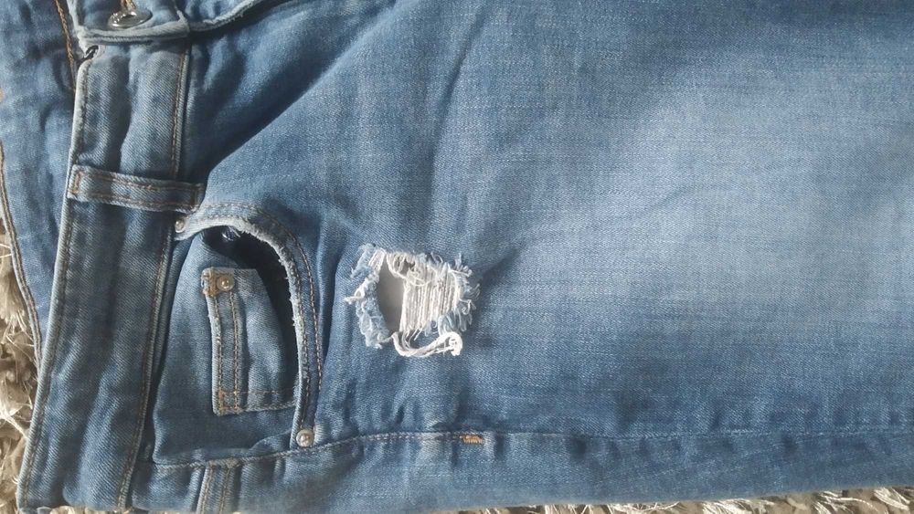 Jeansy dziury skiny Divided r.L
