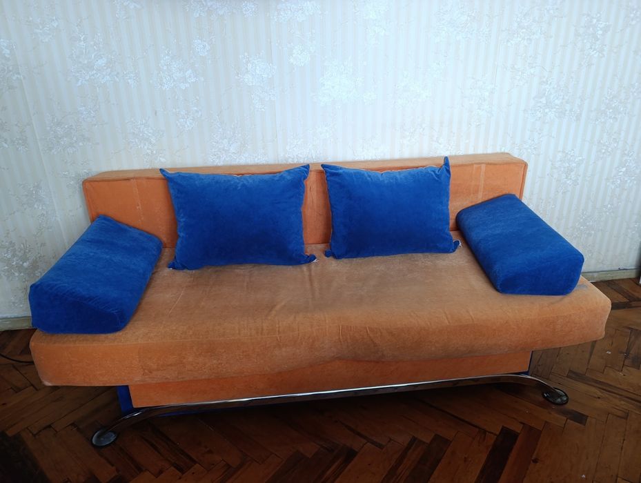 Продам диван розкладной 2  х спальный  с подушками как на фото .