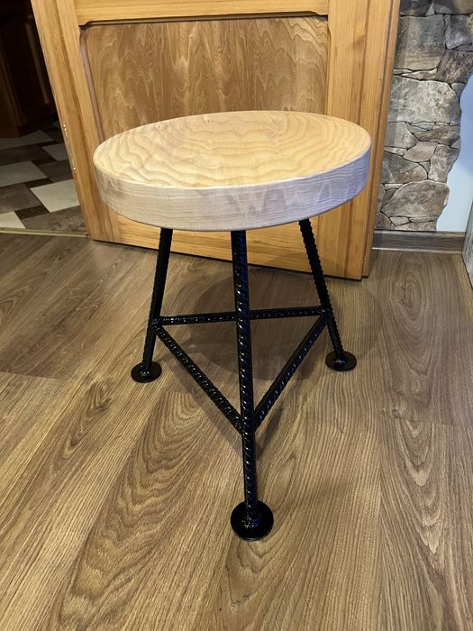 Taboret loftowy - krzesełko, siedzisko spawane, stal + drewno