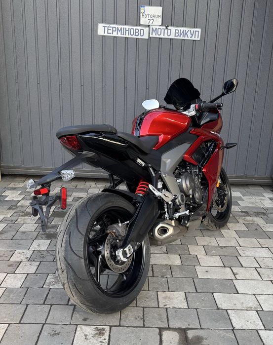 Triumph Daytona 660 доставка обмін