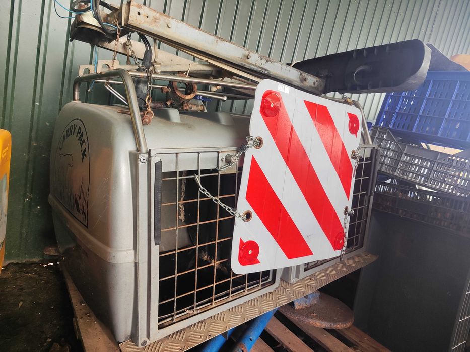 atrelado de transporte de cães suspenso