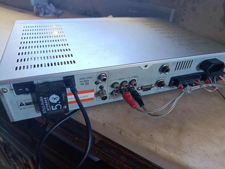 Amplificador com 200W de potência, boa qualidade.