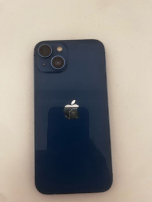 Iphone 13, com a tela partida, mas totalmente funcional