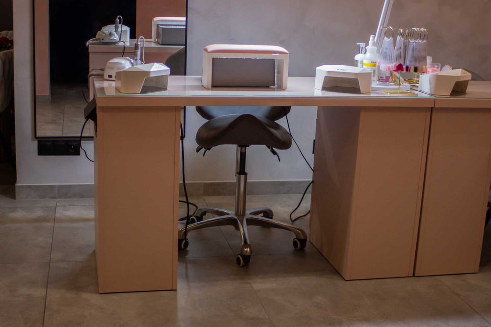 Sprzedam dwa biurka do manicure
