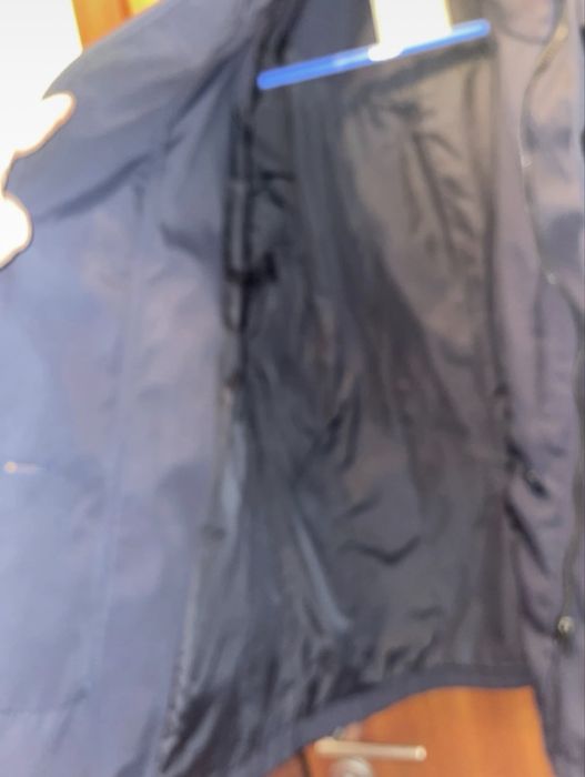 Casaco masculino com fecho duplo.