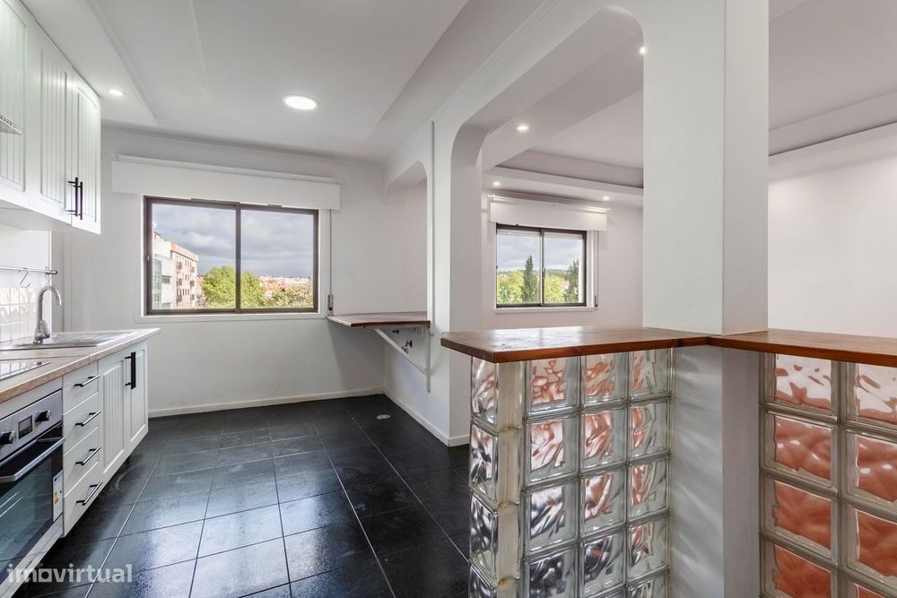 Apartamento T2 c/ Varanda em Agualva, Sintra