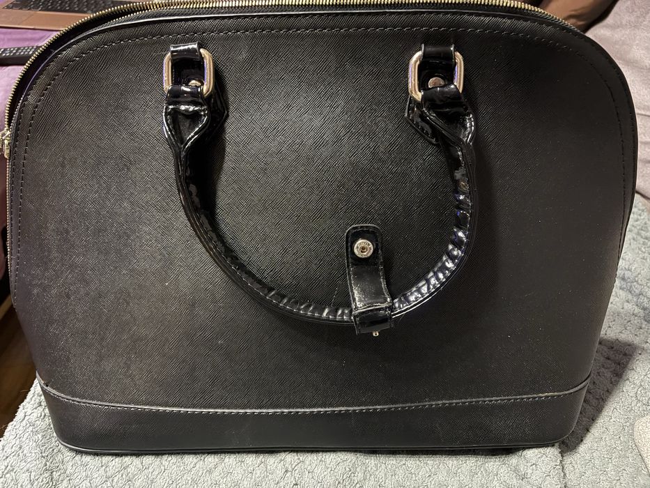 Czarna torebka kuferek