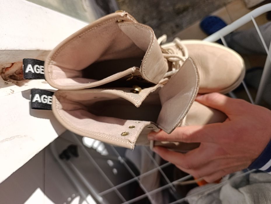 Botas femininas beges de pele