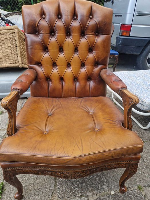 Skórzany fotel w stylu chippendale