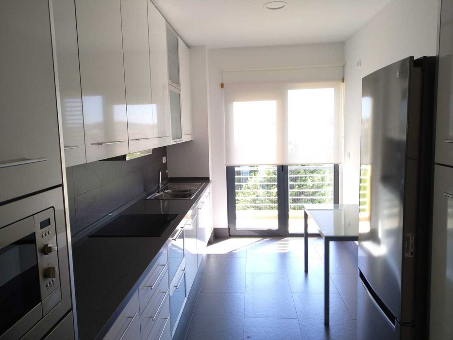 Arrenda-se apartamento T2 junto ao campo futebol de  Tires