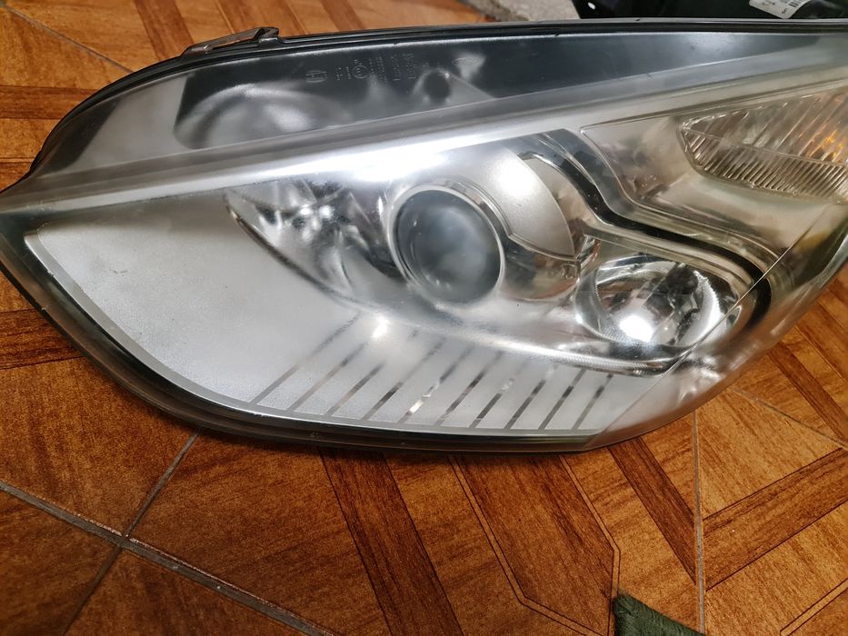 Boas. Vendo farois  de FORD  s max 2008. Bixenon.