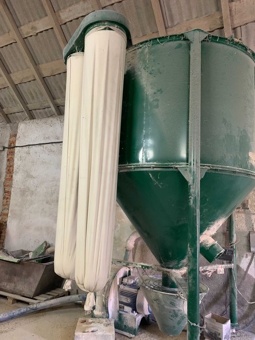 Продам  комбікормовий завод об'єм 2200 кг