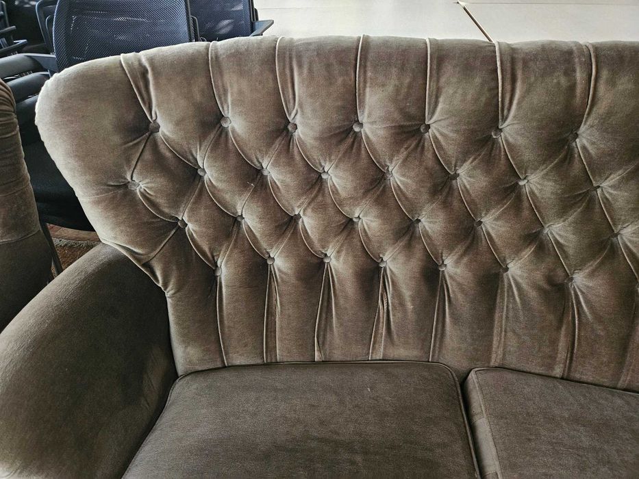 Sofá antigo de dois lugares em veludo - Sem qualquer zona rasgad