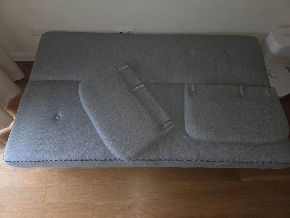 Sofá cama clic-clack em tecido gris claro