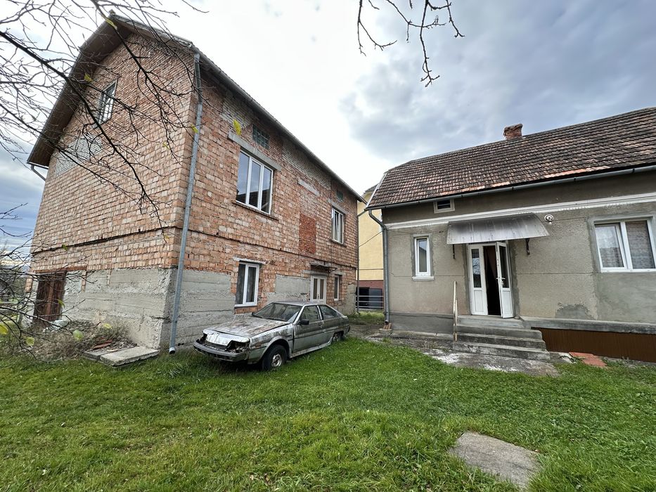 Продається два будинки в Доброгостові