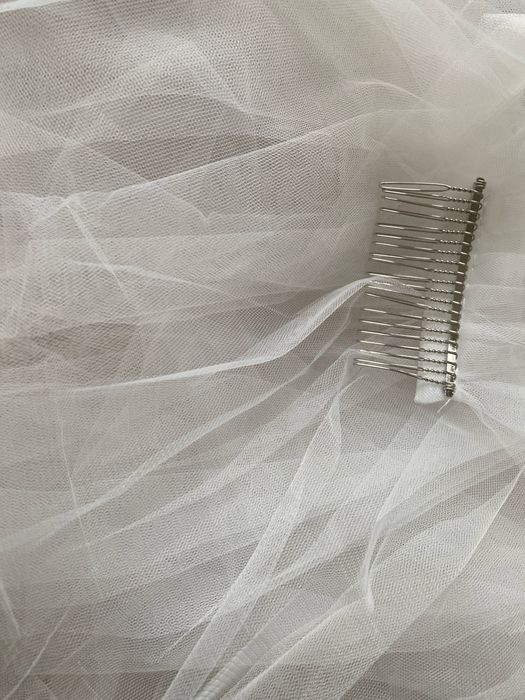 Welon ślubny z wygodnym grzebykiem – elegancja i komfort