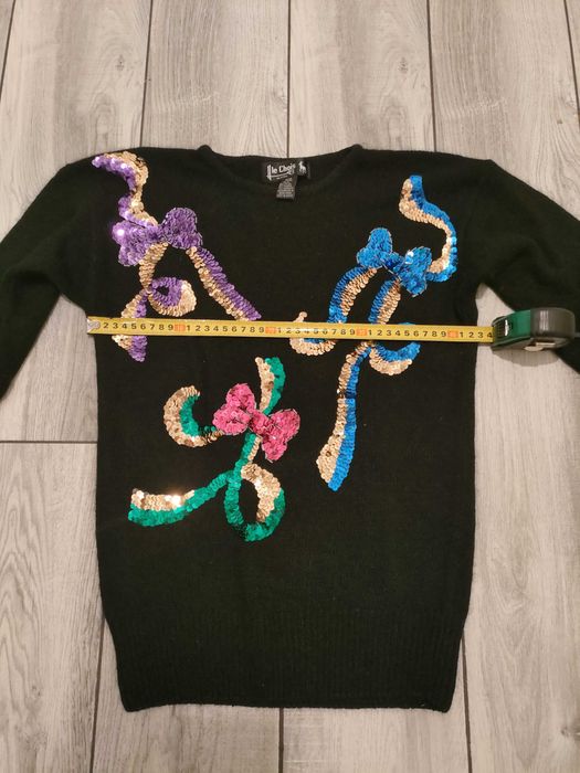 Sweter damski pięknie zdobiony cekinami