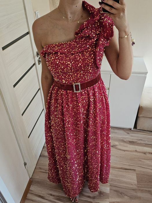 Cekinowa malinowa suknia maxi na jedno ramię 40 L wesele zdobiona