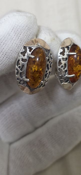Срібні сережки з бурштином.