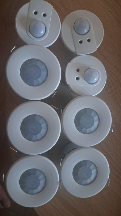 Zestaw składający się z 5 x czujnik ruchu 311 oraz 3 x multisensor 312 firmy Helvar