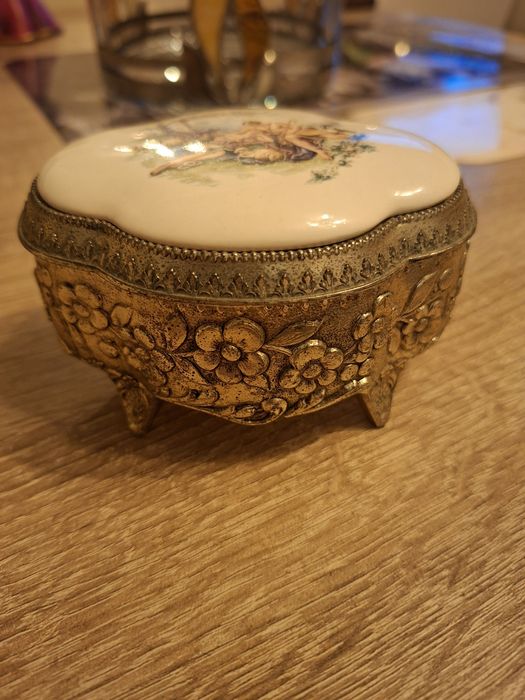 Szkatułka na biżuterię