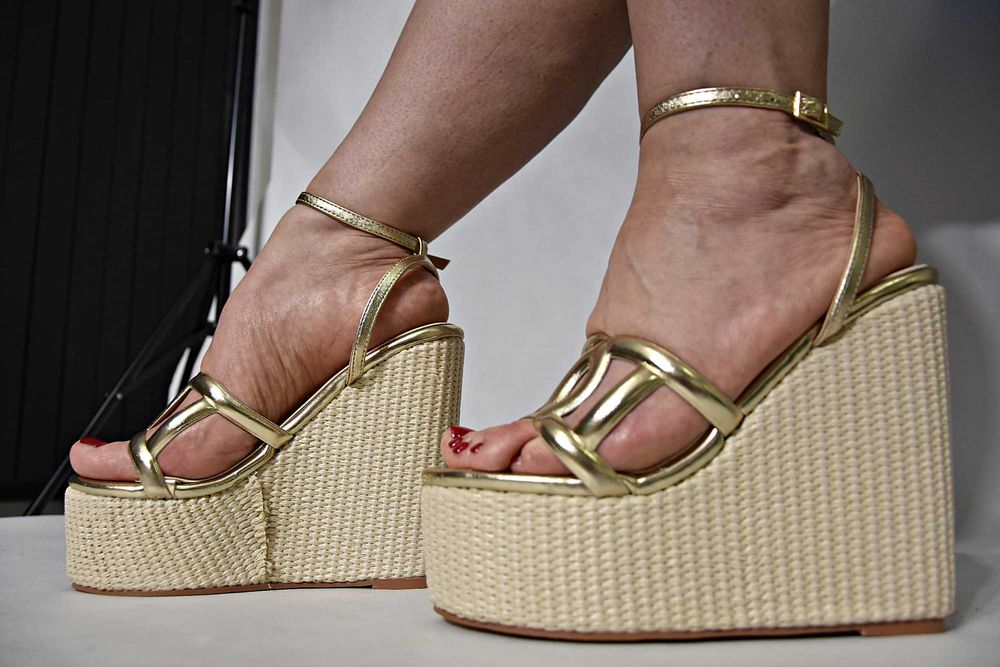 Piekne, złote, bardzo wysokie koturny, rozmiar 39