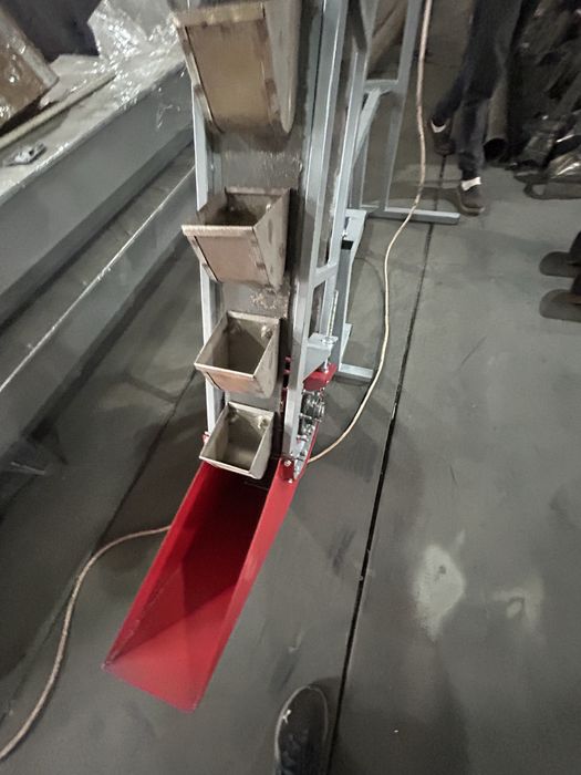 Транспортер ковшовий загрузочний. Норія . Елеватор. Конвеєр ковшовий