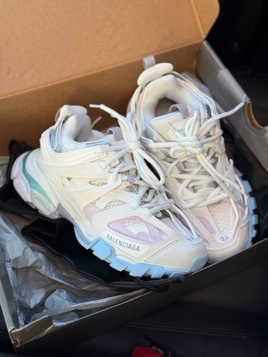 Кросівки balenciaga track жіночі в кольорах.