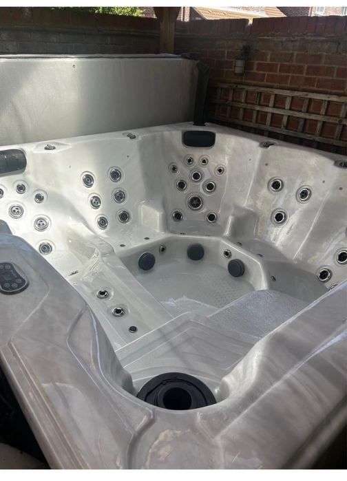 Jacuzzi amerykańskie Balboa z pompą ciepła.