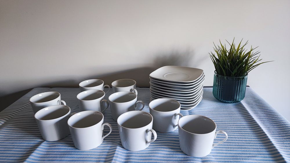 Conjunto lindíssimo de extrema qualidade em branco 10 chávenas e pires