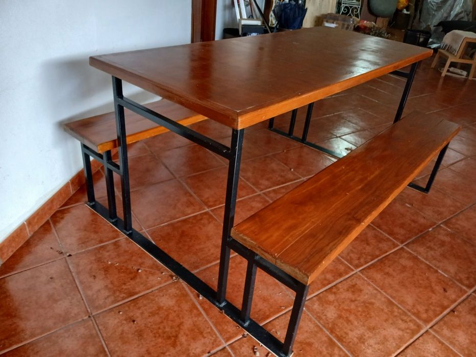 Mesa de madeira maciça