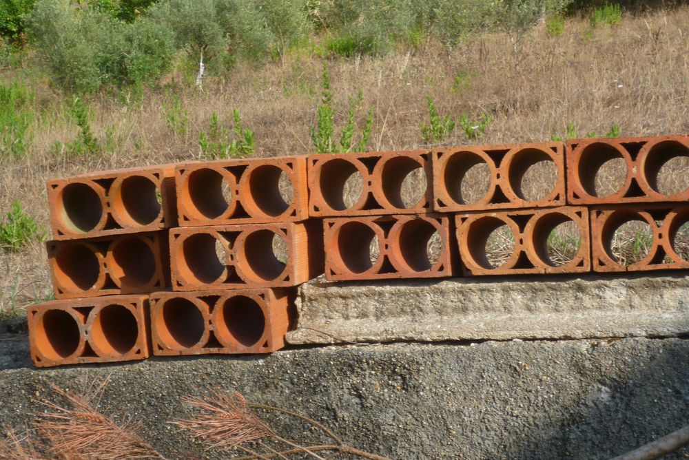 Garrafeira para 30 garrafas  = 15 tijolos duma adega de casa do campo em MUITO BOM ESTADO