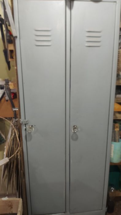 Металлический шкафчик для одежды