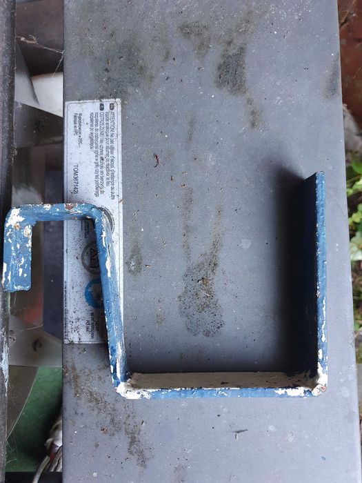 Solidne metalowe haki do doniczek balkonowych