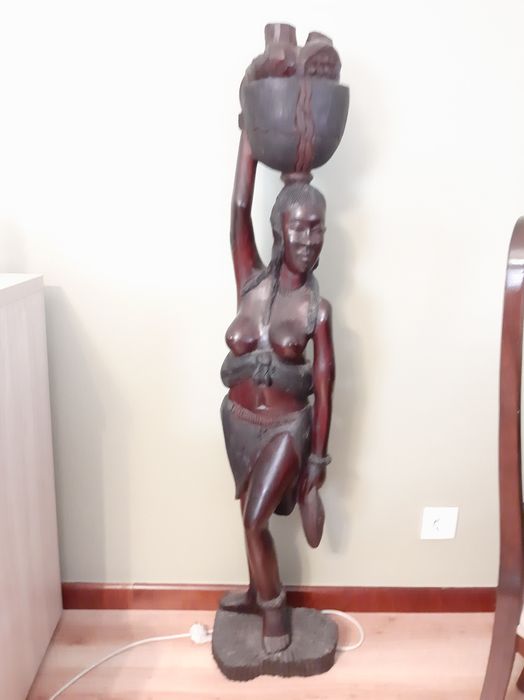 Boneca de madeira africana