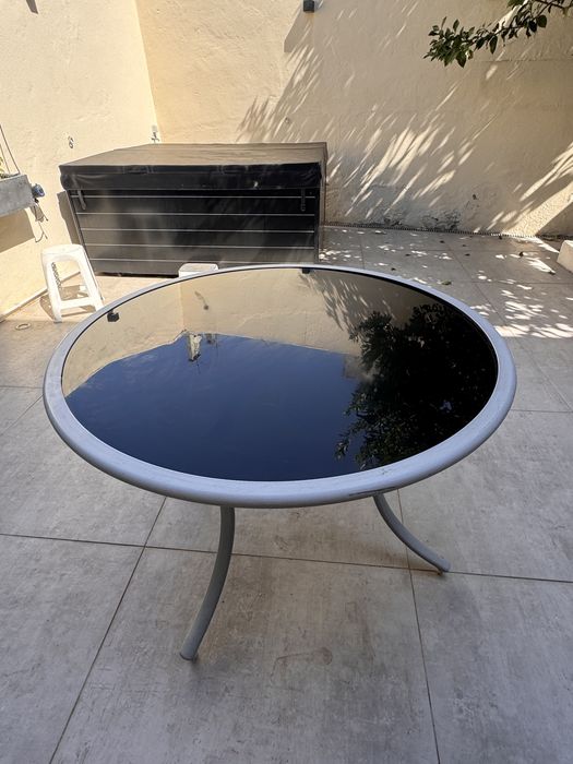 Mesa redonda de exterior Ø120 cm | tampo em vidro preto | 5–6 pessoas
