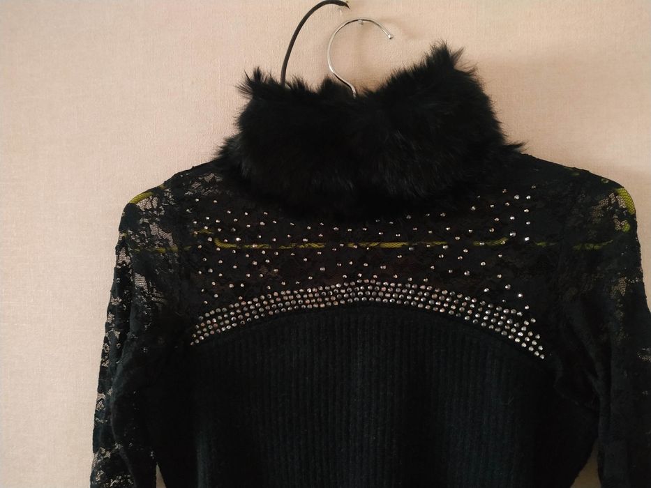 Гипюровый гольф свитер с меховой вставкой натуральный мех гипюр черный