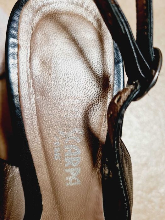 Sapato / sandália  fechada à frente