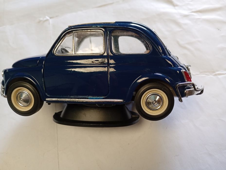 Miniatura Fiat 500 da Burago escala 1/16