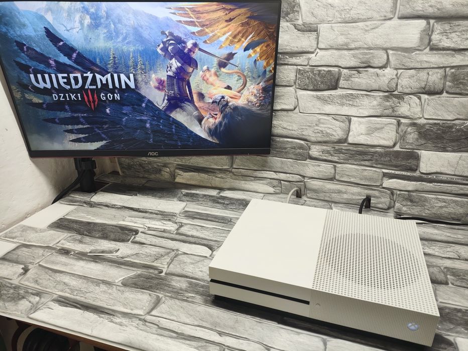 Konsola XBOX One S, 500GB + pad. Bardzo dobry stan.