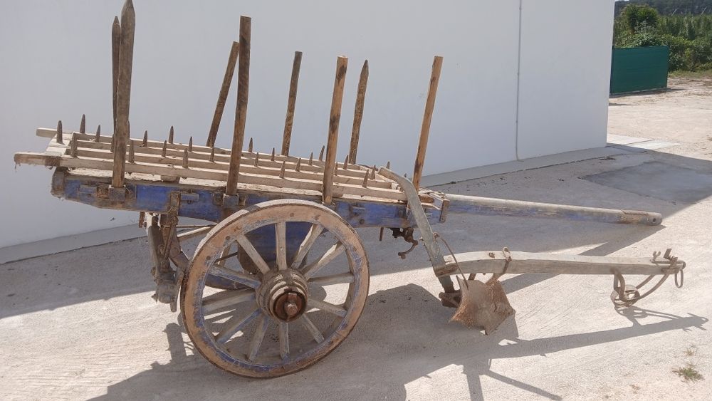 Carro de bois com grade e charrua