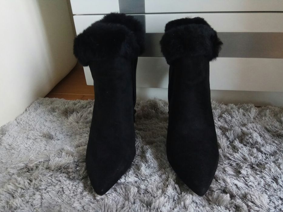 Botas / botins pretos em camurça c/ pêlo -  39