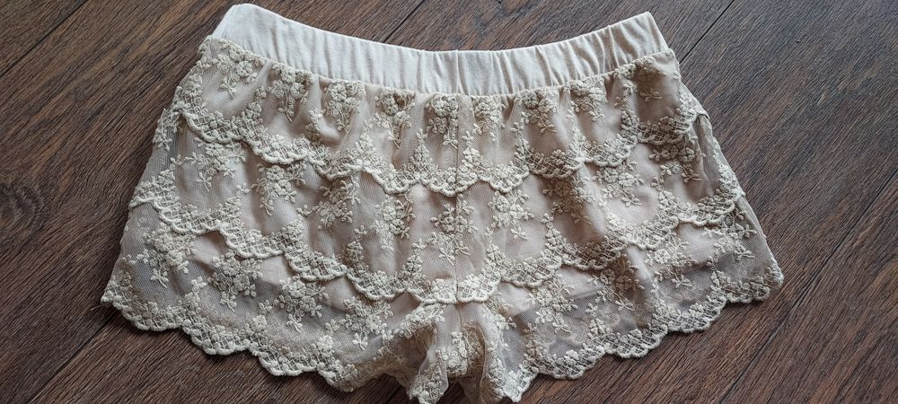 Spodenki koronkowe beżowe Bershka