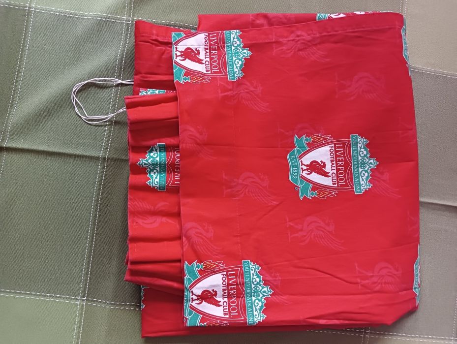 Zasłony Liverpool Football Club .Plus czapka.