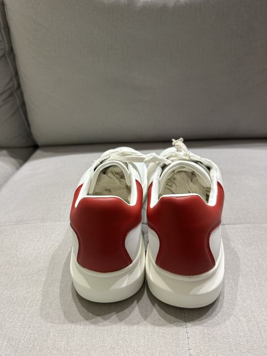 Sneakersy guess biały z czerwonym.
