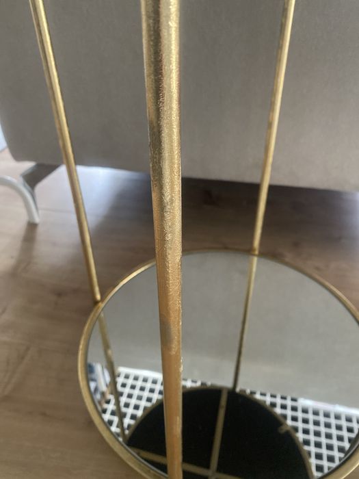 Mesa de apoio dourada
