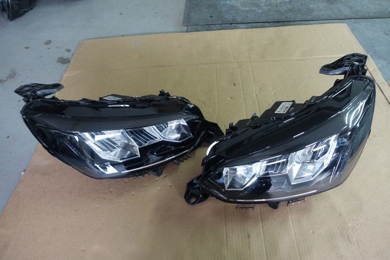 LAMPA LEWY PRAWY PRZÓD PEUGEOT 208 II LED 19r.-
