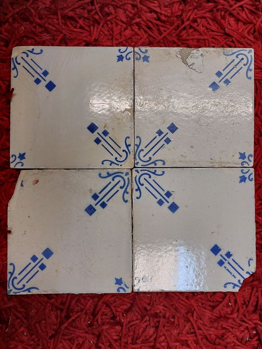 Painel de azulejos antigo 

15x15cm

A levantar em Lisboa, Graça.