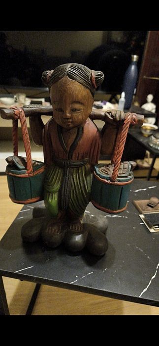 Escultura Oriental Decorativa em Madeira – Peça Artesanal Elegante